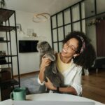 дівчина працює