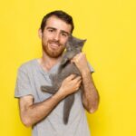 чоловік тримає